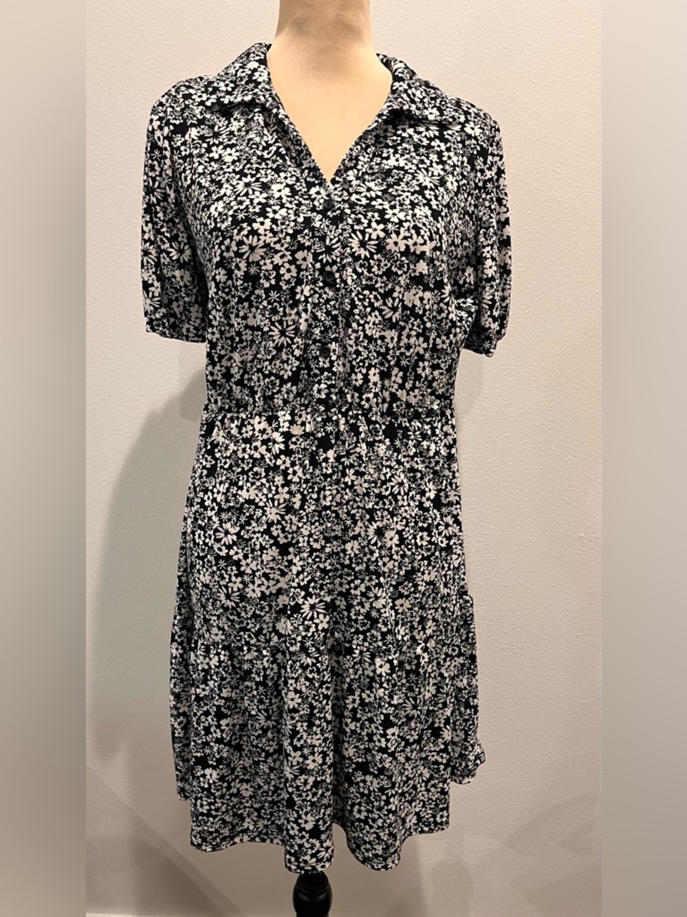 Warehouse Ditsy Floral Print in Black & White Collared Shortsleeved Dress